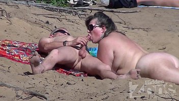 Chupeta da esposa na praia de nudismo